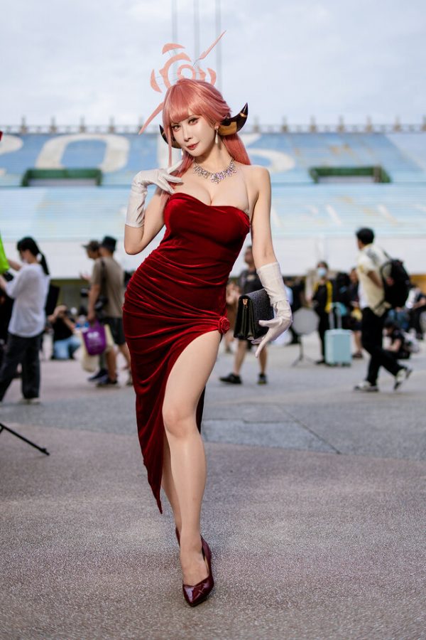 台湾PF动漫节亮点：小律陆八魔爱露COS，红裙气场惊艳四座