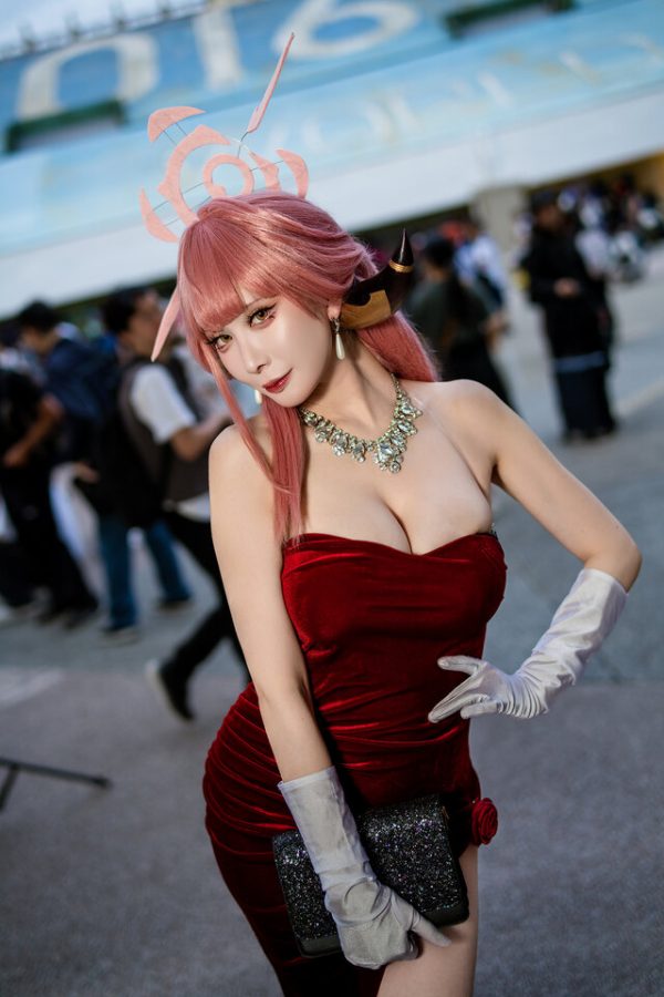 台湾PF动漫节亮点：小律陆八魔爱露COS，红裙气场惊艳四座