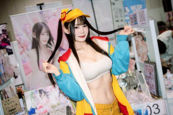 CU_Una张志宣麦当劳员工COS：把打工日常变成二次元舞台剧