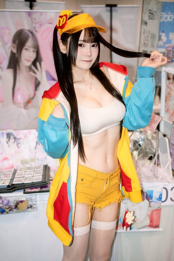 CU_Una张志宣麦当劳员工COS：把打工日常变成二次元舞台剧