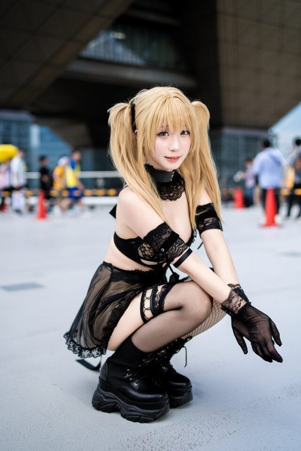 从屏幕到现实：伊织萌cos《AI伴侣》Ani虚拟偶像的惊艳亮相