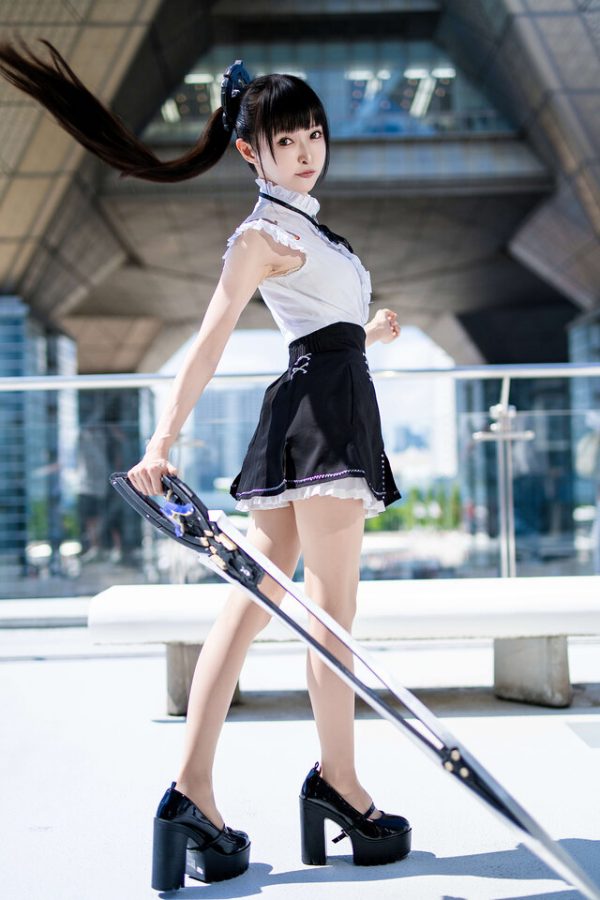 穿越虚拟与现实的传奇瞬间：剑星伊芙COS惊艳再现Comiket106