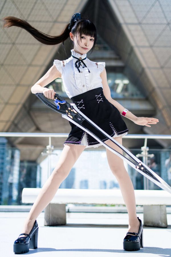 穿越虚拟与现实的传奇瞬间：剑星伊芙COS惊艳再现Comiket106