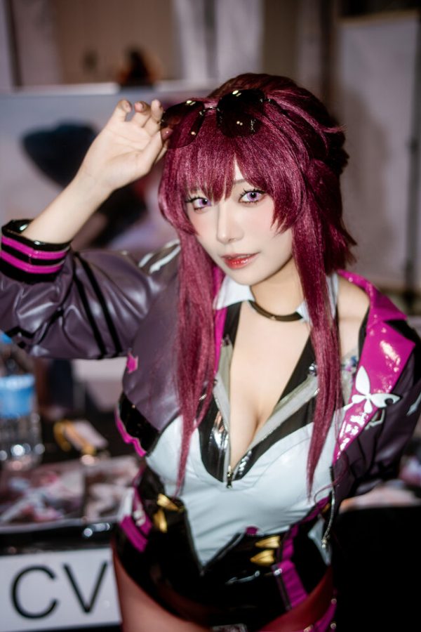 葵Aoi崩坏星穹铁道·卡芙卡COS：引爆2025香港动漫游戏节现场
