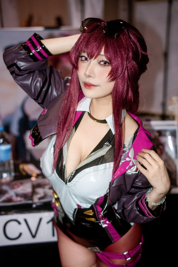 葵Aoi崩坏星穹铁道·卡芙卡COS：引爆2025香港动漫游戏节现场