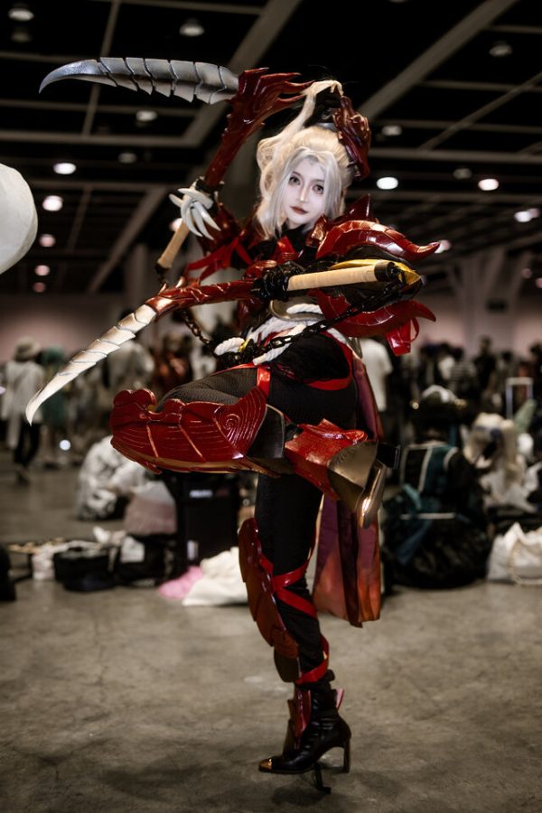 美女龙再现:青衫離殤在ACGHK2025上演绎惨爪龙的震撼魅力 美女龙再现:青衫離殤在ACGHK2025上演绎惨爪龙的震撼魅力