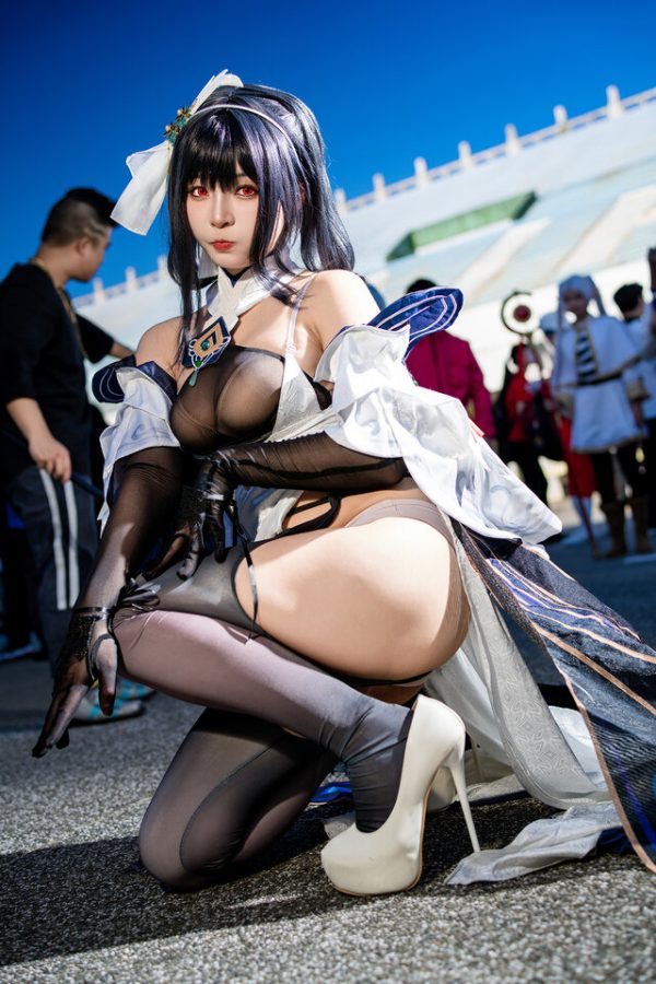 当镇海走入现实:鹤葵用沉稳气场与曼妙曲线定义何为神级COS 当镇海走入现实:鹤葵用沉稳气场与曼妙曲线定义何为神级COS