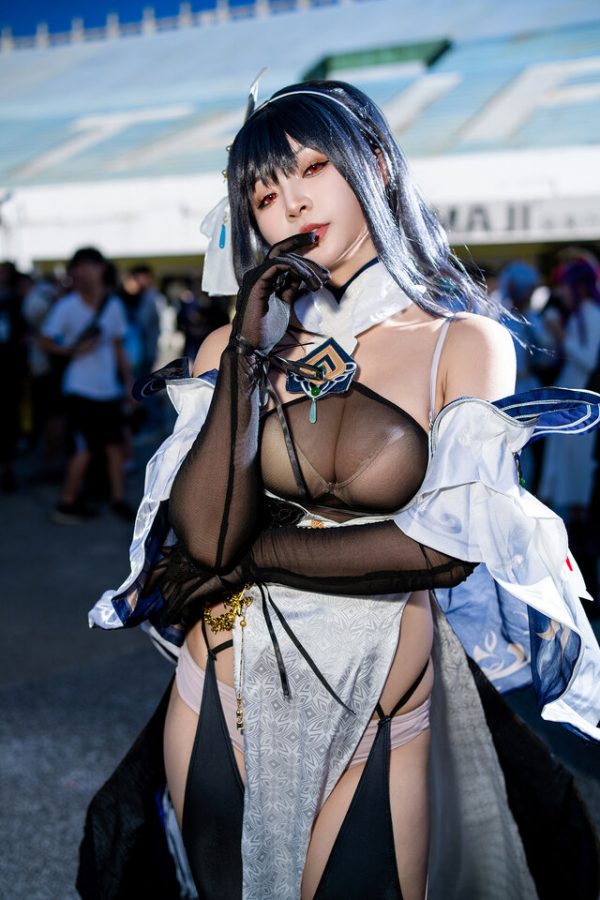 当镇海走入现实:鹤葵用沉稳气场与曼妙曲线定义何为神级COS 当镇海走入现实:鹤葵用沉稳气场与曼妙曲线定义何为神级COS