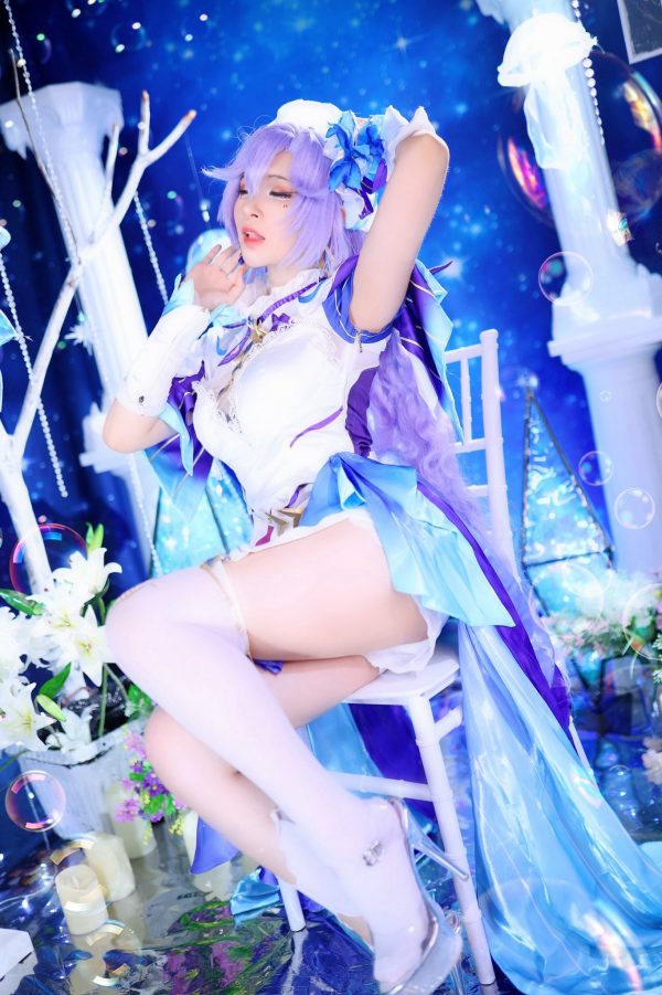 Rina鸣潮·坎特蕾拉COS，性感与冷艳的独特魅力席卷粉丝圈