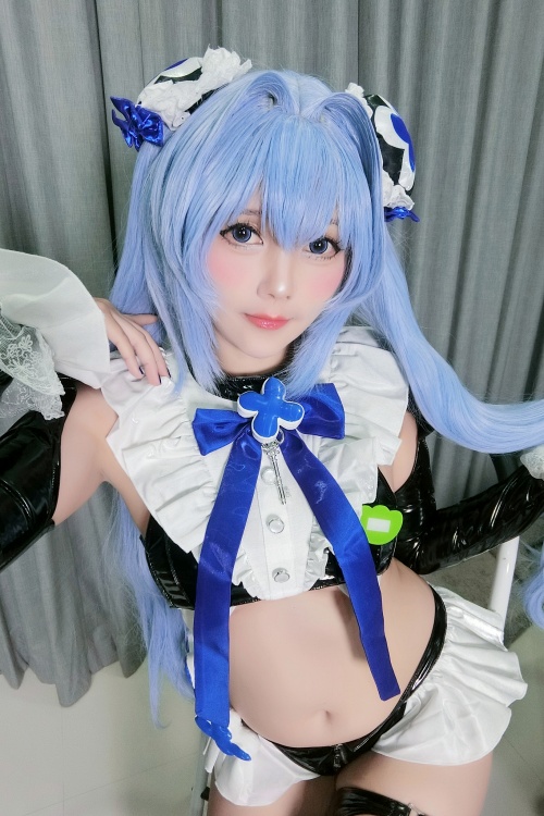 MilanaPloy妮姬·汉赛尔COS：造型一丝不苟却又暗藏叛逆小心机