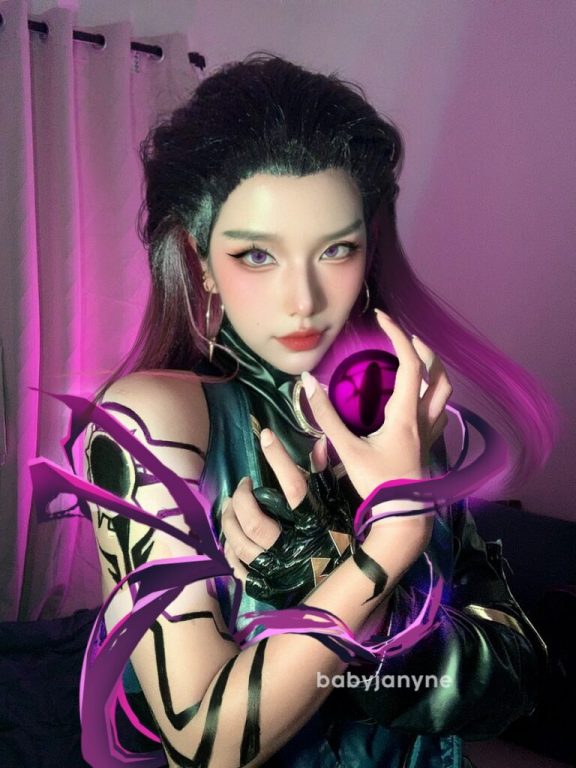 Chonlada_Sirin的蕾娜COS：冷酷姐姐与自信魅力的完美碰撞