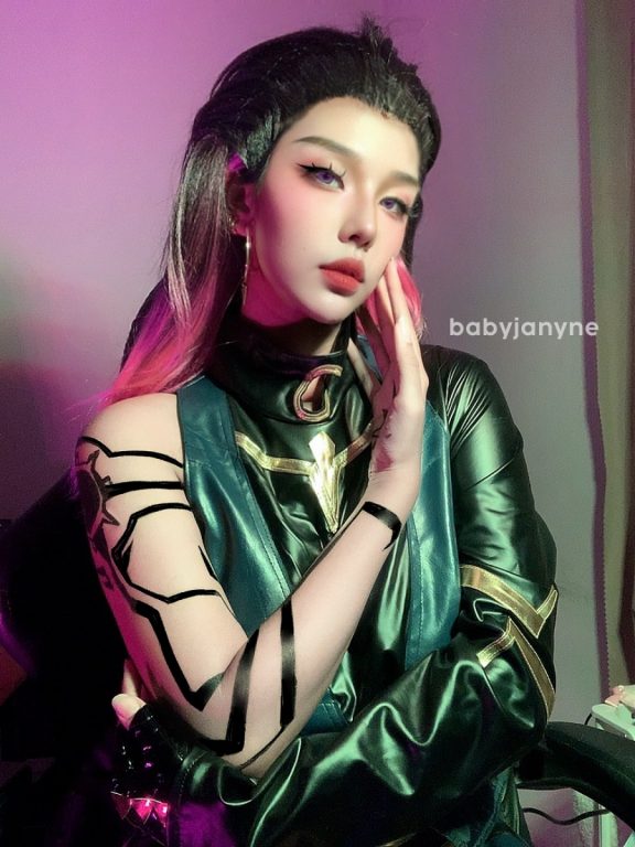 Chonlada_Sirin的蕾娜COS：冷酷姐姐与自信魅力的完美碰撞