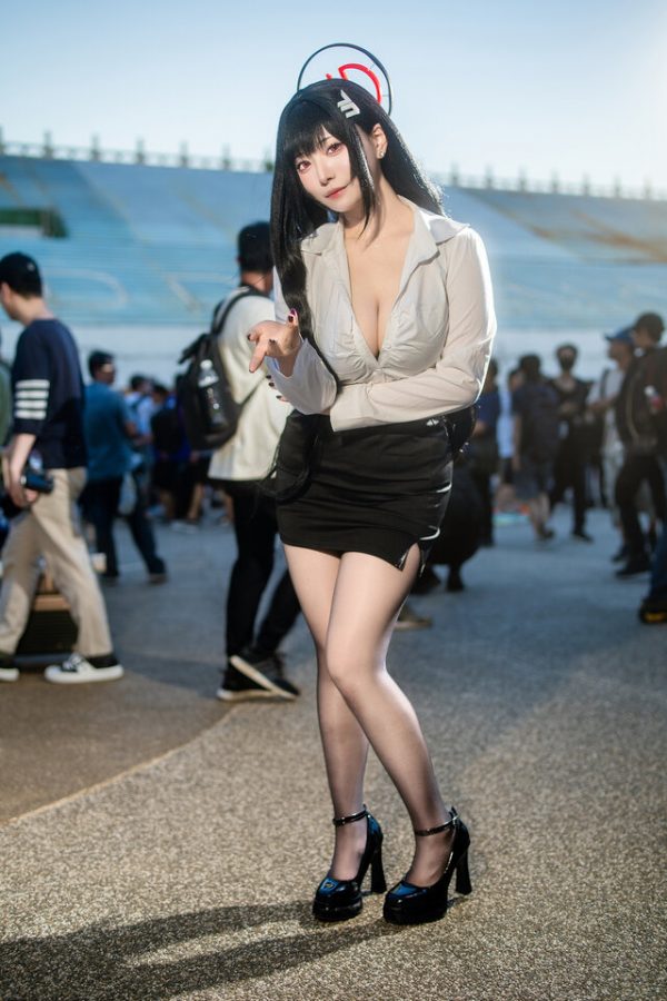 葵Aoi演绎蔚蓝档案调月莉音COS：千禧年会长气场全开惊艳FF45