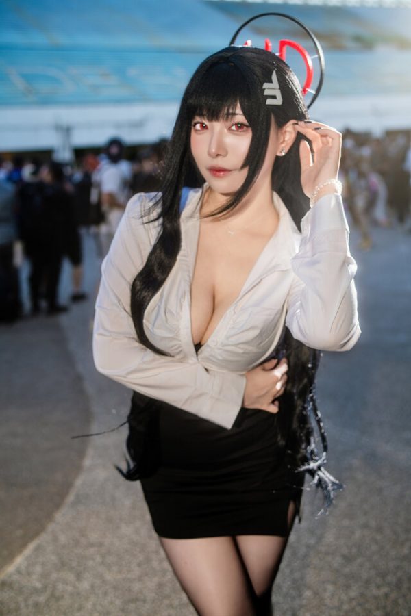 葵Aoi演绎蔚蓝档案调月莉音COS：千禧年会长气场全开惊艳FF45