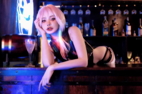 霓虹城下的灵魂诠释：Nokia完美cos赛博朋克露西的冷艳孤傲