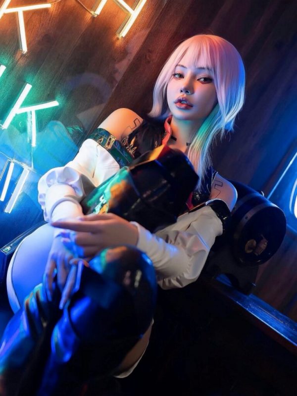 霓虹城下的灵魂诠释：Nokia完美cos赛博朋克露西的冷艳孤傲