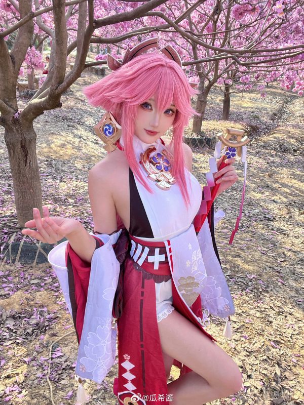 樱花光影中的大狐狸：瓜希酱COS演绎八重神子的优雅与狡黠