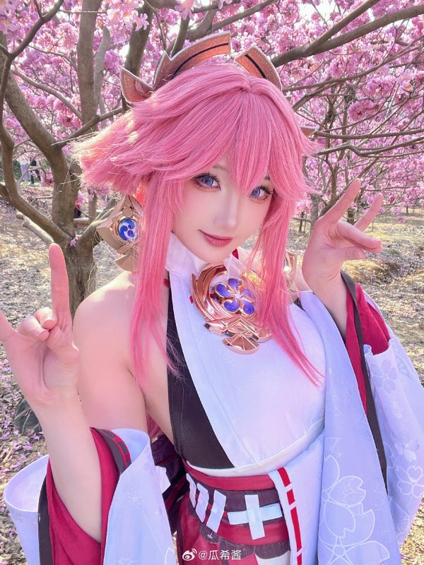 樱花光影中的大狐狸：瓜希酱COS演绎八重神子的优雅与狡黠