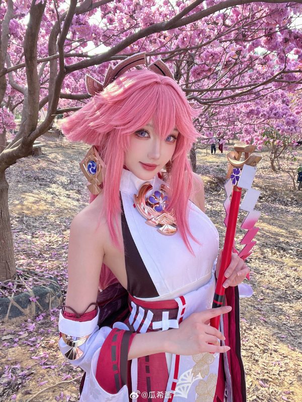 樱花光影中的大狐狸：瓜希酱COS演绎八重神子的优雅与狡黠