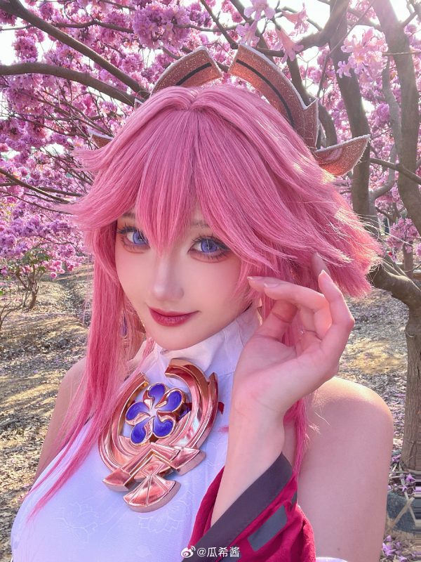 樱花光影中的大狐狸：瓜希酱COS演绎八重神子的优雅与狡黠