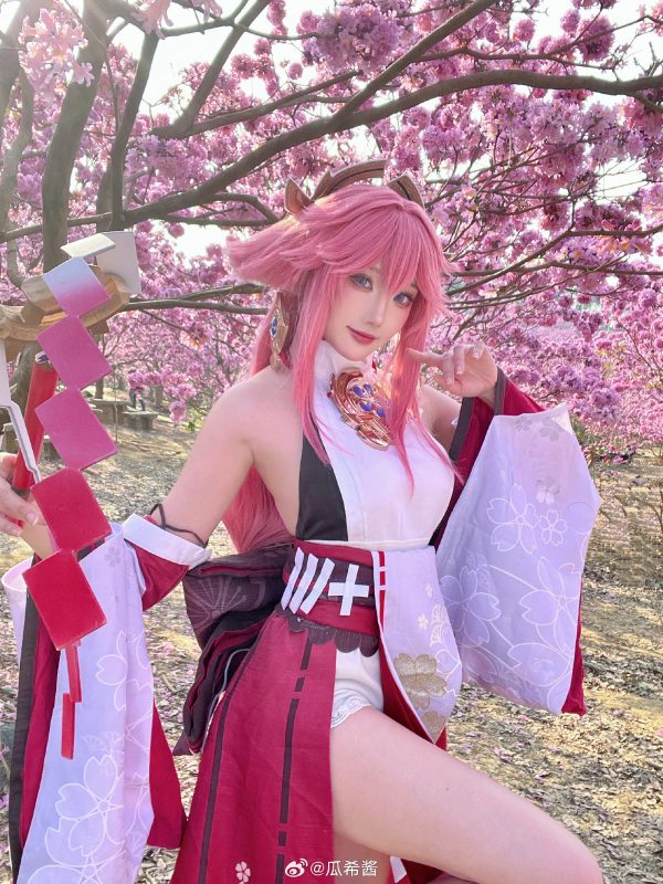 樱花光影中的大狐狸：瓜希酱COS演绎八重神子的优雅与狡黠