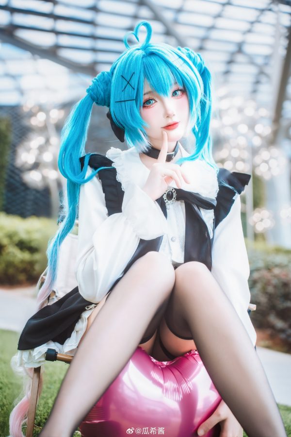 女仆初音降临街头:瓜希酱COS可爱与冷感张力并存的初音未来 女仆初音降临街头:瓜希酱COS可爱与冷感张力并存的初音未来