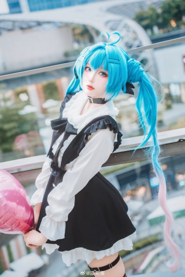 女仆初音降临街头:瓜希酱COS可爱与冷感张力并存的初音未来 女仆初音降临街头:瓜希酱COS可爱与冷感张力并存的初音未来