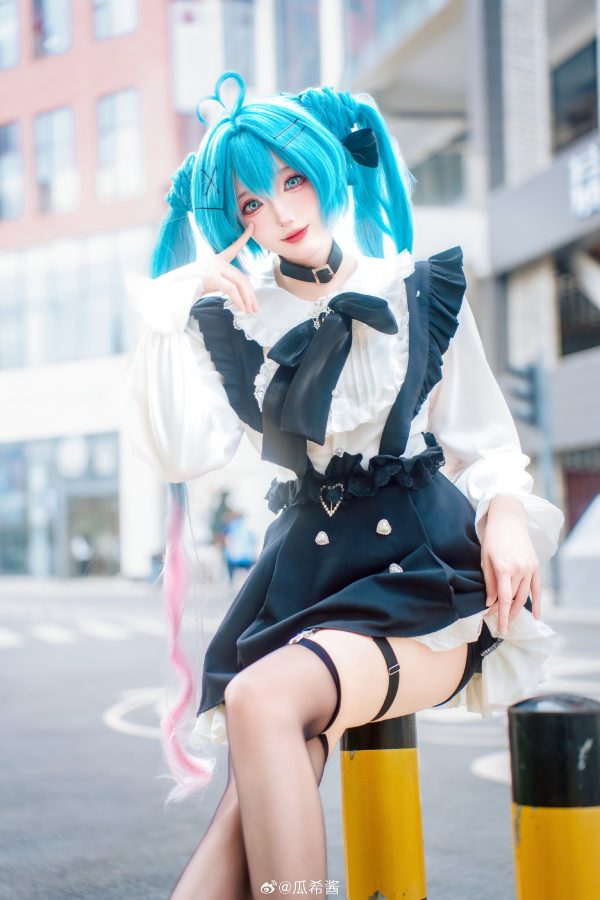 女仆初音降临街头:瓜希酱COS可爱与冷感张力并存的初音未来 女仆初音降临街头:瓜希酱COS可爱与冷感张力并存的初音未来