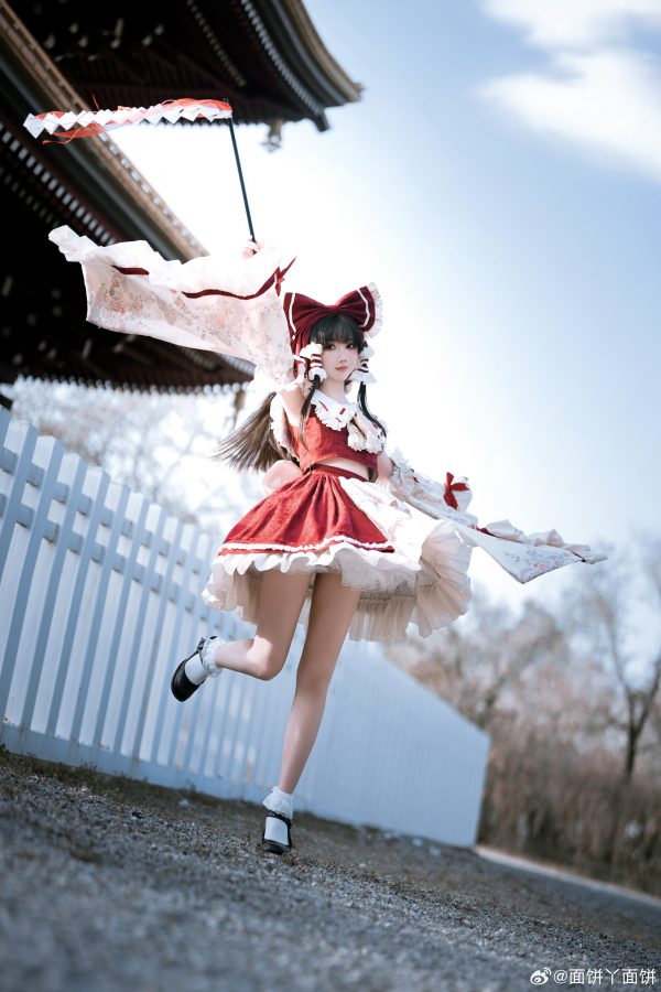 面饼仙儿博丽灵梦COS赏析:东方Project巫女礼装的优雅与力量 面饼仙儿博丽灵梦COS赏析:东方Project巫女礼装的优雅与力量