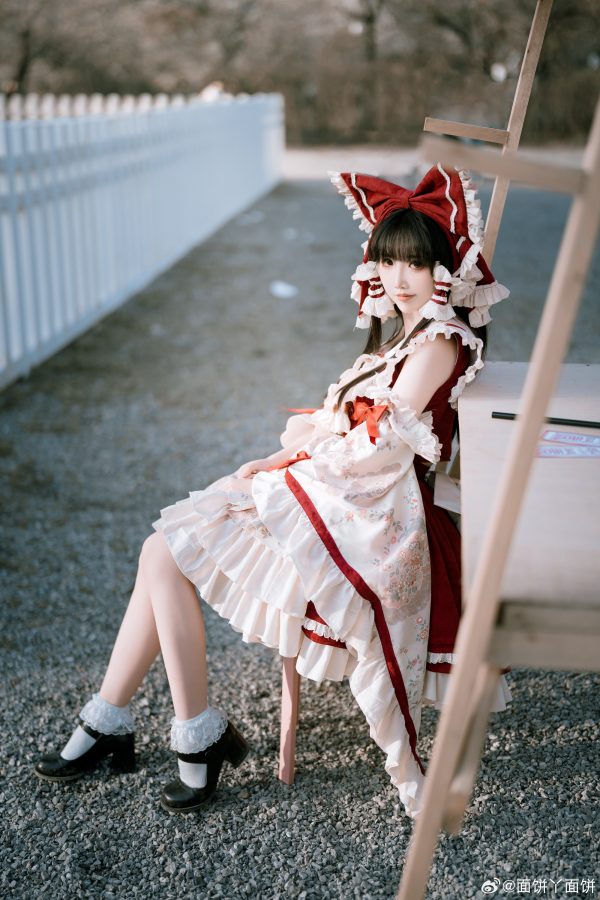 面饼仙儿博丽灵梦COS赏析:东方Project巫女礼装的优雅与力量 面饼仙儿博丽灵梦COS赏析:东方Project巫女礼装的优雅与力量