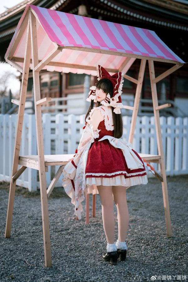 面饼仙儿博丽灵梦COS赏析:东方Project巫女礼装的优雅与力量 面饼仙儿博丽灵梦COS赏析:东方Project巫女礼装的优雅与力量