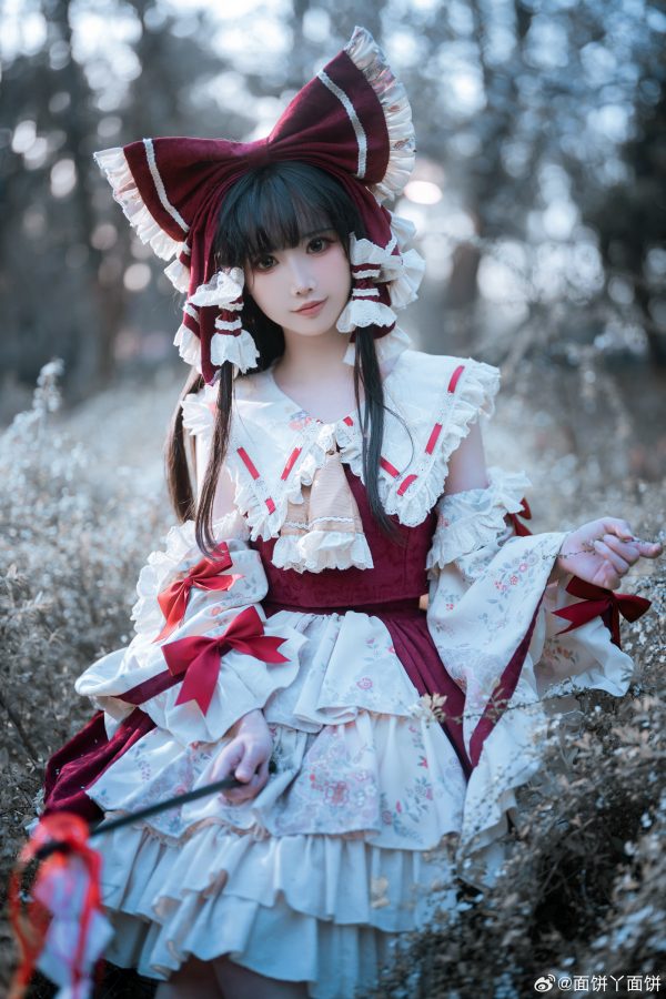 面饼仙儿博丽灵梦COS赏析:东方Project巫女礼装的优雅与力量 面饼仙儿博丽灵梦COS赏析:东方Project巫女礼装的优雅与力量