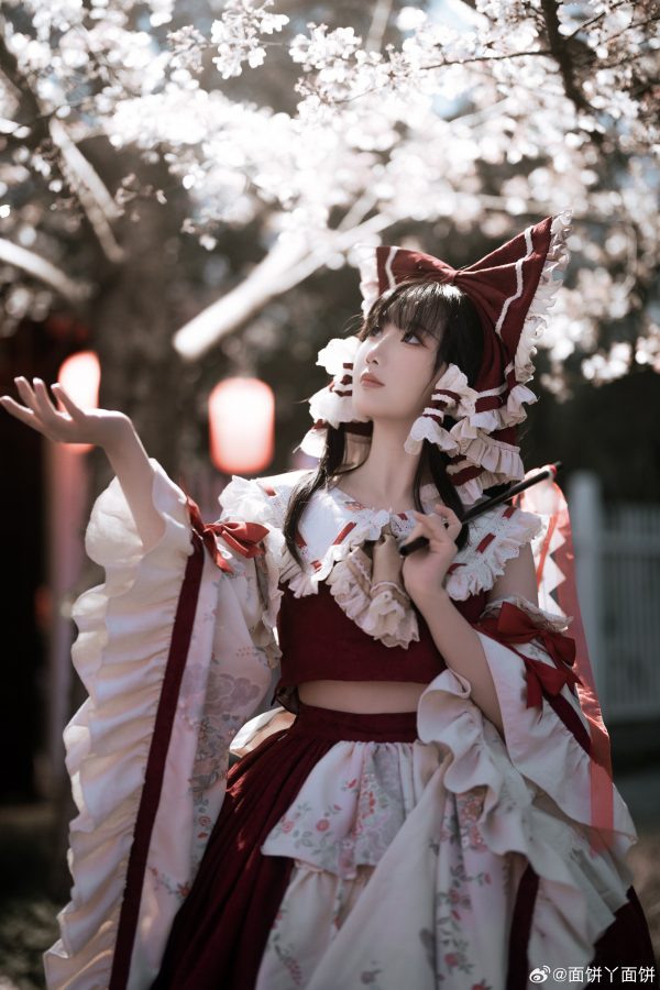 面饼仙儿博丽灵梦COS赏析:东方Project巫女礼装的优雅与力量 面饼仙儿博丽灵梦COS赏析:东方Project巫女礼装的优雅与力量