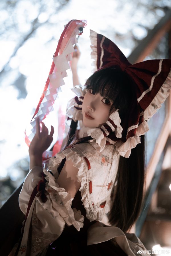 面饼仙儿博丽灵梦COS赏析:东方Project巫女礼装的优雅与力量 面饼仙儿博丽灵梦COS赏析:东方Project巫女礼装的优雅与力量