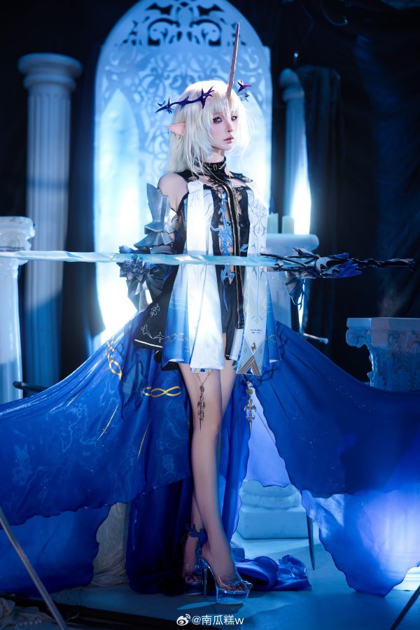 蠢沫沫鸣潮COS：完美演绎卡提希娅的冷色神性与战斗气场