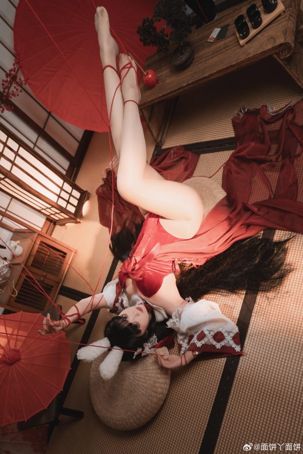 碧蓝航线大山COS赏析:面饼仙儿如何呈现角色气质与氛围张力 碧蓝航线大山COS赏析:面饼仙儿如何呈现角色气质与氛围张力