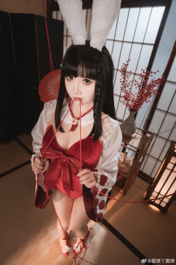 碧蓝航线大山COS赏析:面饼仙儿如何呈现角色气质与氛围张力 碧蓝航线大山COS赏析:面饼仙儿如何呈现角色气质与氛围张力