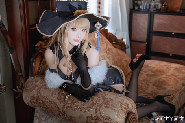面饼仙儿娜维娅COS：完美演绎《原神》枫丹贵族的自信与从容