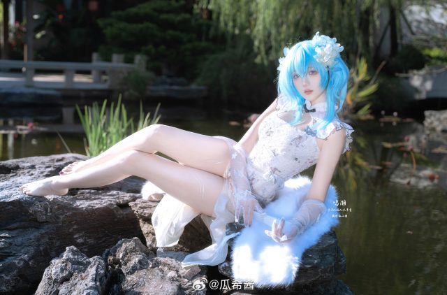 鸣潮瓜希酱COS:白旗袍剪裁如何塑造守岸人沉静而自信的气场 鸣潮瓜希酱COS:白旗袍剪裁如何塑造守岸人沉静而自信的气场