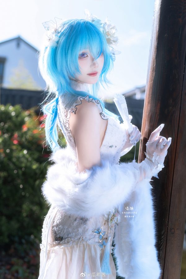 鸣潮瓜希酱COS:白旗袍剪裁如何塑造守岸人沉静而自信的气场 鸣潮瓜希酱COS:白旗袍剪裁如何塑造守岸人沉静而自信的气场