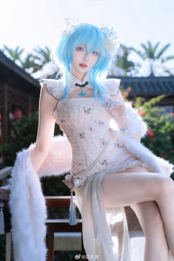 鸣潮瓜希酱COS:白旗袍剪裁如何塑造守岸人沉静而自信的气场 鸣潮瓜希酱COS:白旗袍剪裁如何塑造守岸人沉静而自信的气场