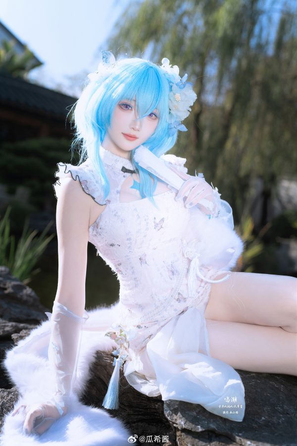 鸣潮瓜希酱COS:白旗袍剪裁如何塑造守岸人沉静而自信的气场 鸣潮瓜希酱COS:白旗袍剪裁如何塑造守岸人沉静而自信的气场