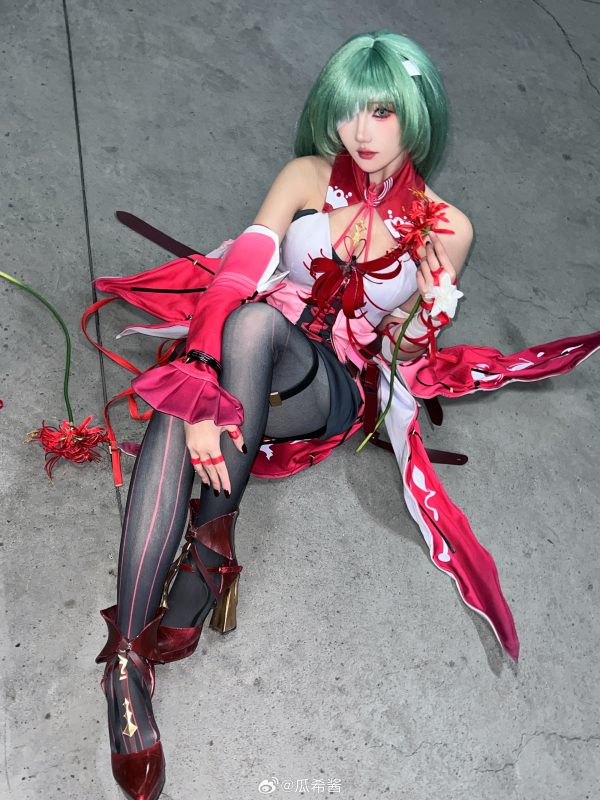 鸣潮弗洛洛cos惊艳还原!瓜希酱演绎优雅与危险并存的角色气场 鸣潮弗洛洛cos惊艳还原!瓜希酱演绎优雅与危险并存的角色气场