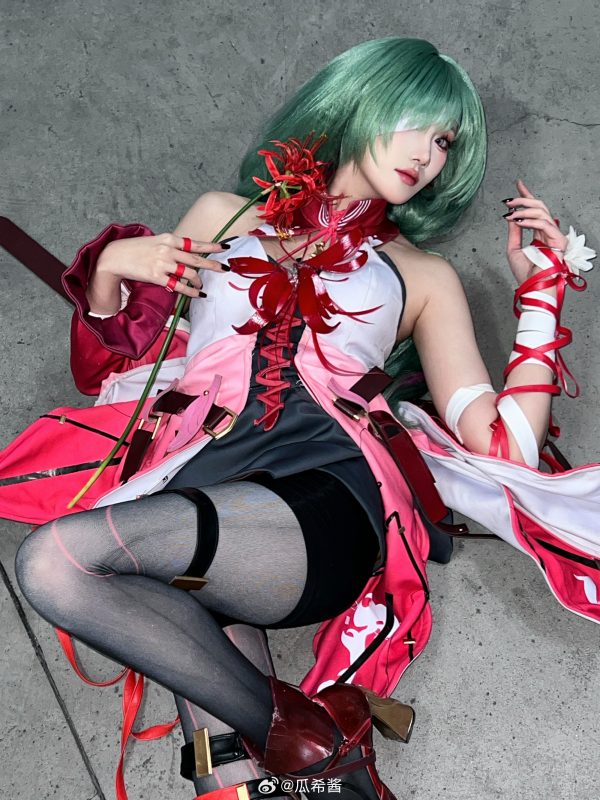 鸣潮弗洛洛cos惊艳还原!瓜希酱演绎优雅与危险并存的角色气场 鸣潮弗洛洛cos惊艳还原!瓜希酱演绎优雅与危险并存的角色气场