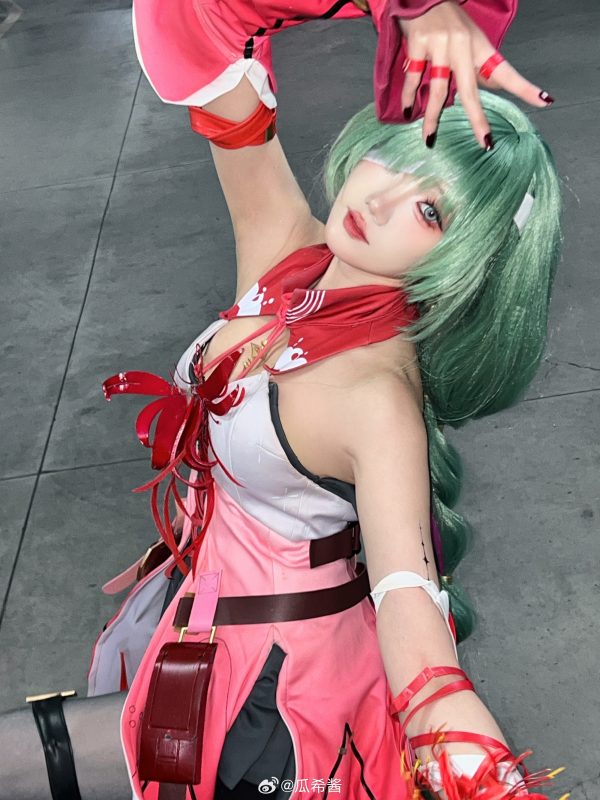 鸣潮弗洛洛cos惊艳还原!瓜希酱演绎优雅与危险并存的角色气场 鸣潮弗洛洛cos惊艳还原!瓜希酱演绎优雅与危险并存的角色气场