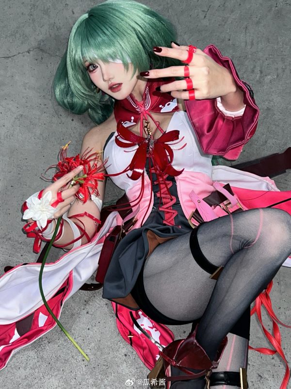 鸣潮弗洛洛cos惊艳还原!瓜希酱演绎优雅与危险并存的角色气场 鸣潮弗洛洛cos惊艳还原!瓜希酱演绎优雅与危险并存的角色气场