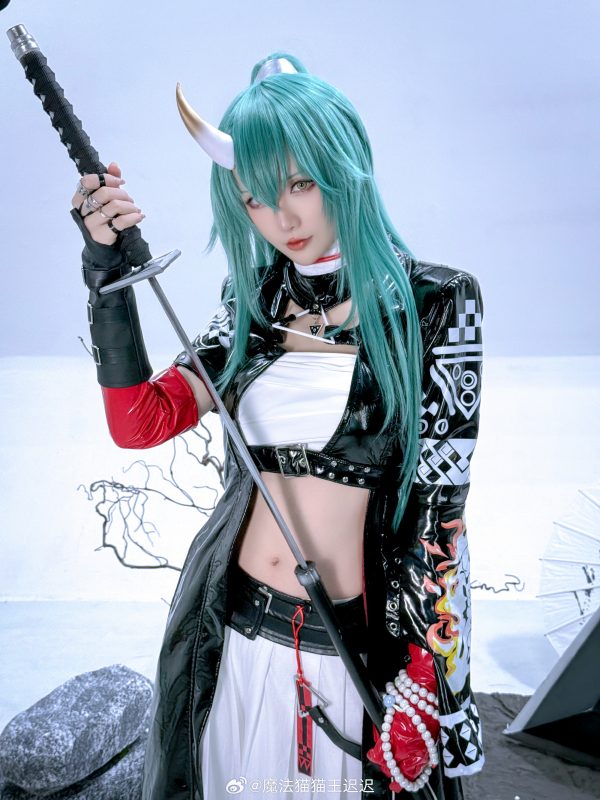 冷色与美感的交织：星之迟迟斩业星熊COS武者的魅力与气韵