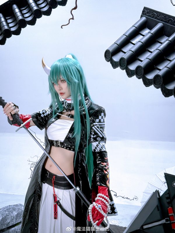 冷色与美感的交织：星之迟迟斩业星熊COS武者的魅力与气韵