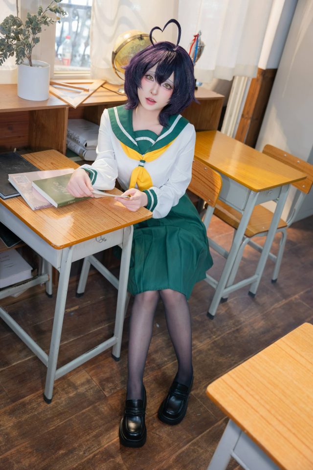 清水由乃JK版柊舞缇娜COS：演绎教室光影之间定格的角色情绪