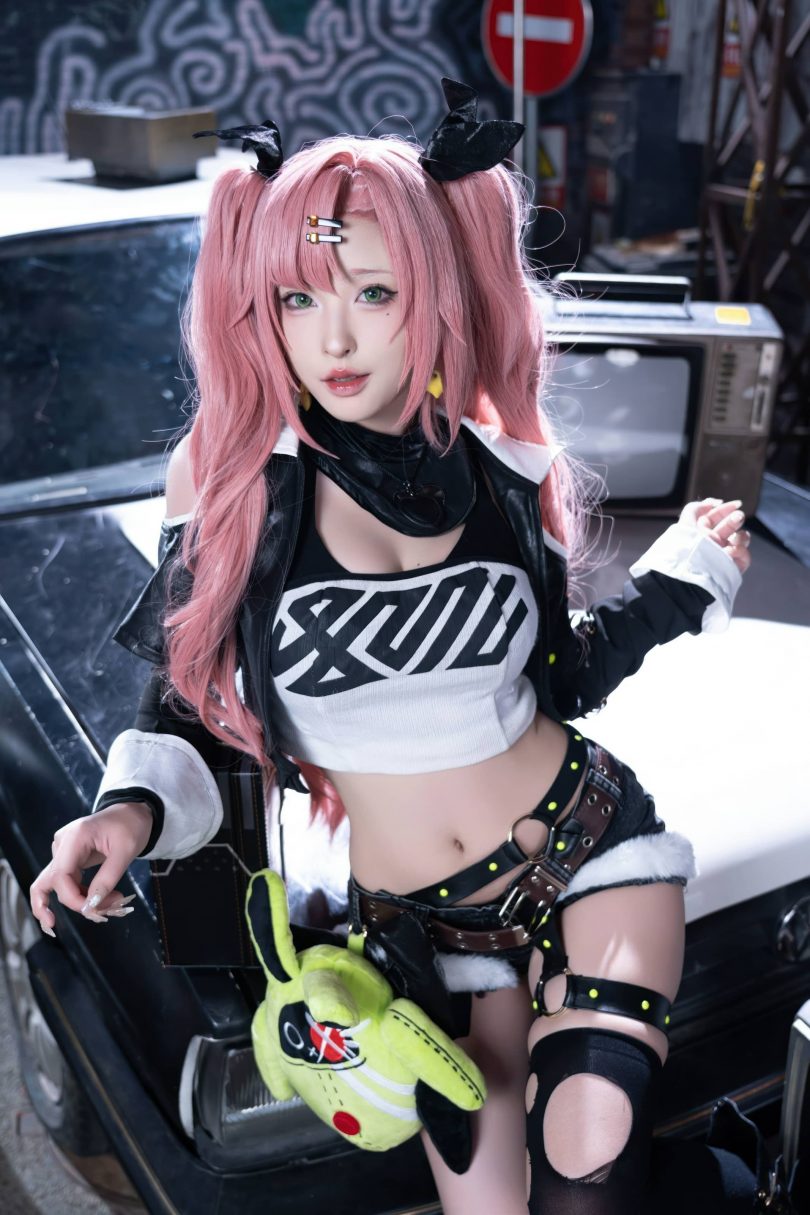 街头霓虹下的失衡美感：清水由乃COS与绝区零妮可的迷人瞬间